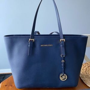 Michael Kors Jet Set Zip Top Large Tote